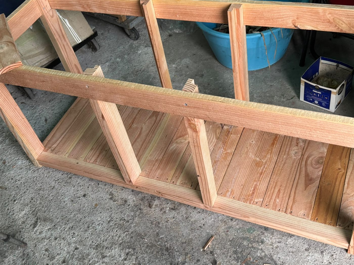 A estrutura a ganhar forma na garagem.