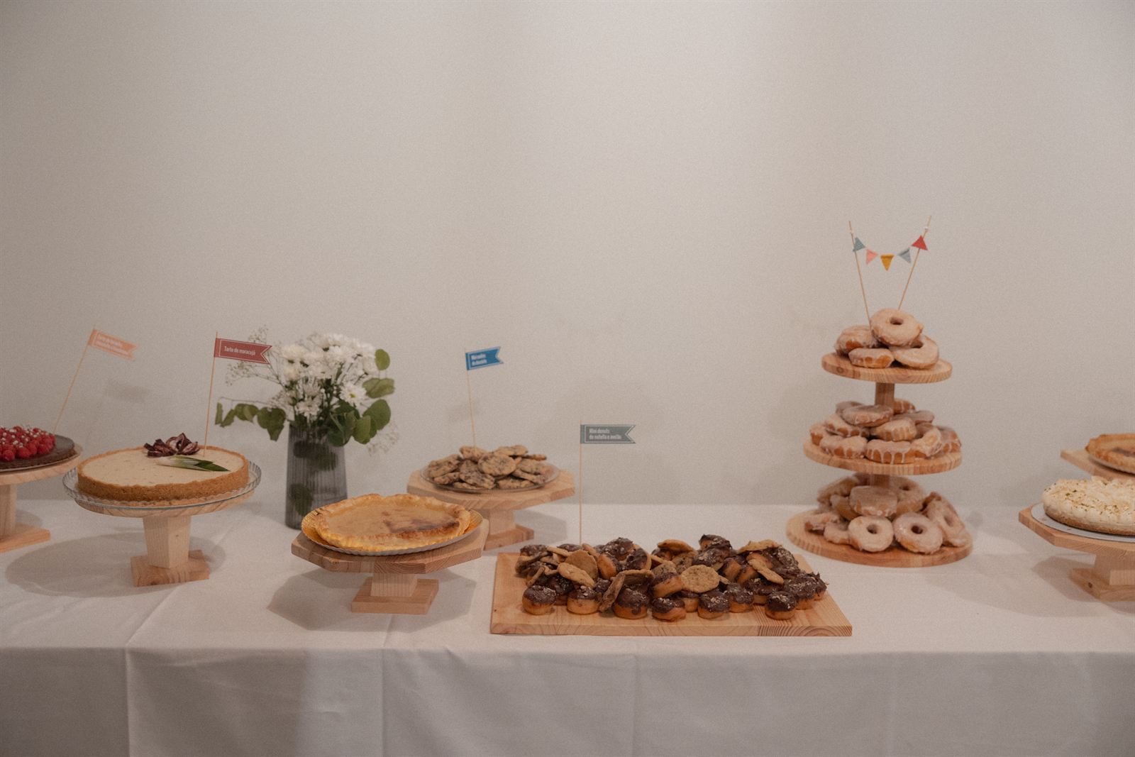 Na mesa dos doces, cada peça com o seu lugar.