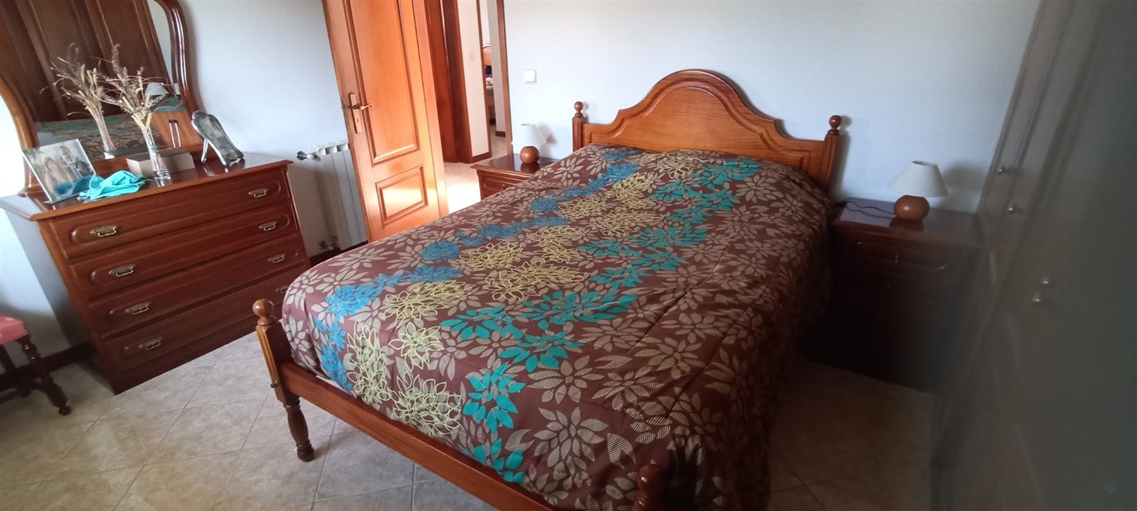 Como estava: cama em carvalho, cómoda e mesinhas em eucalipto e contraplacado. Tudo em bom estado, mas num tom muito escuro que pesava no quarto.