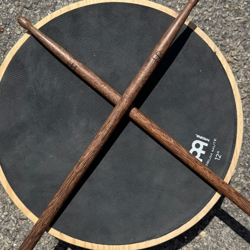 Mudo de bateria em pinho